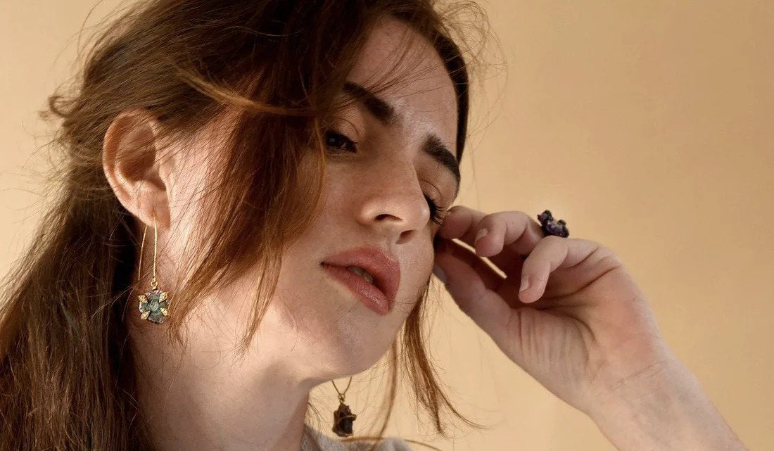 BIG STATEMENTS WITH MINIMAL JEWELLERY